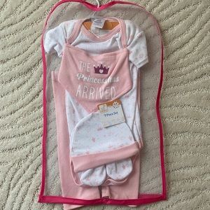 NWT 6-9 months 7 piece set!!